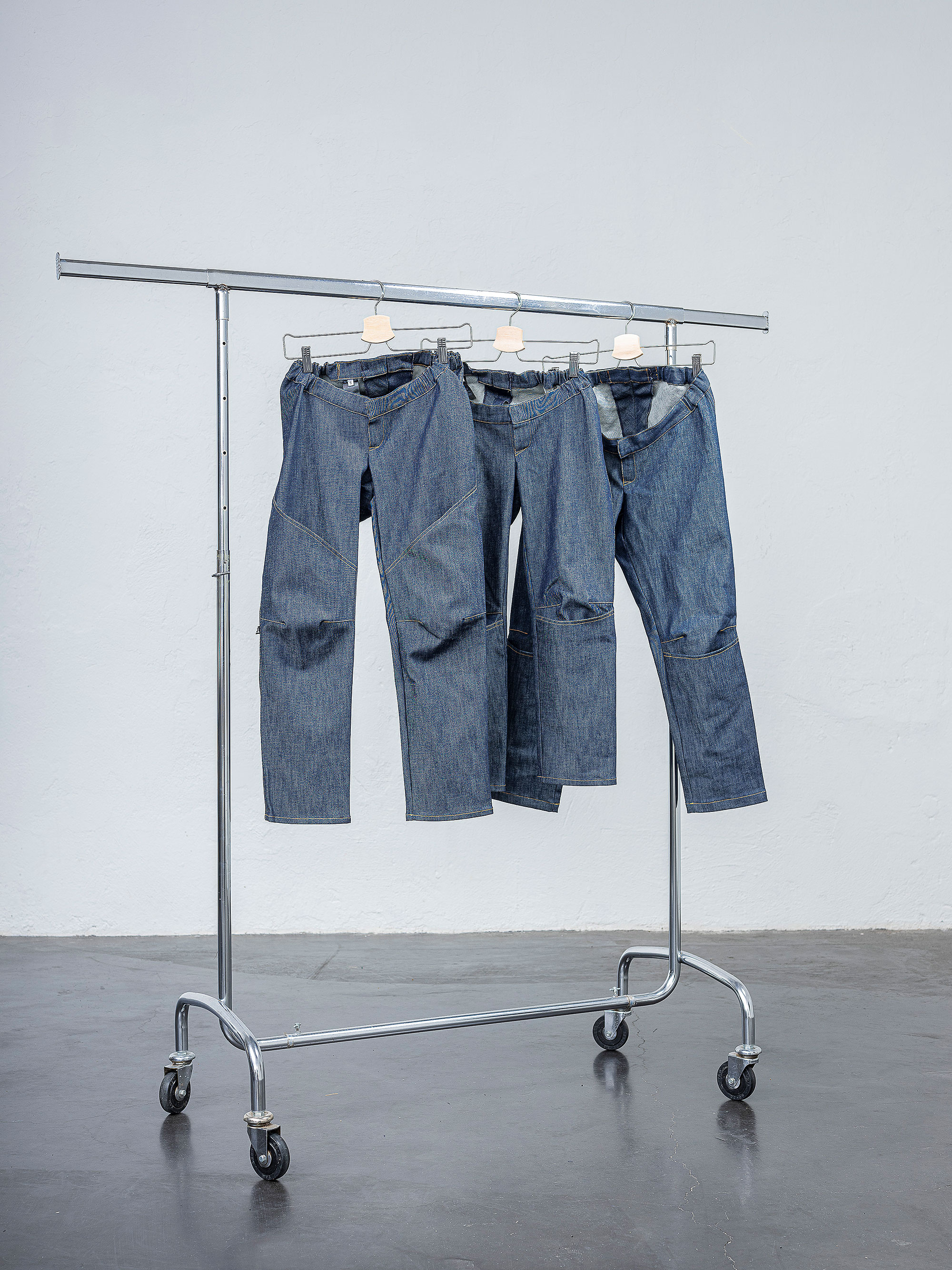7755-w byxor denim hängande